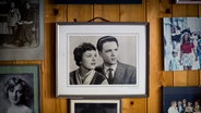 An einer Wand hängt das Schwarz-Weiß-Bild eines Paares. © Henning Wirtz 