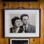 An einer Wand hängt das Schwarz-Weiß-Bild eines Paares. © Henning Wirtz 