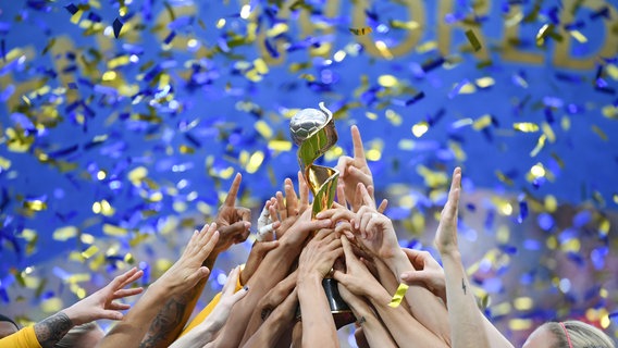 Der Pokal der Frauen Fußball Weltmeisterschaft © picture alliance/dpa | Sebastian Gollnow Foto:  Sebastian Gollnow