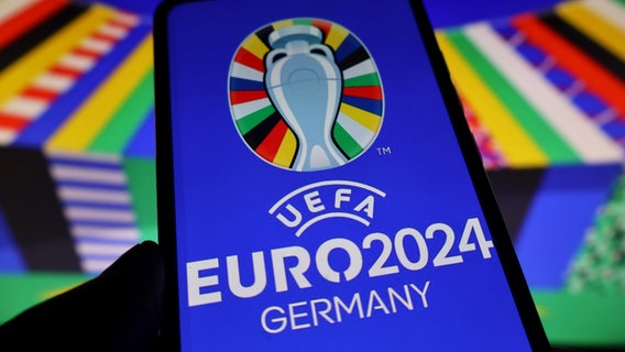 Das Logo der UEFA Euro 2024 ist auf einem Smartphone zu sehen. © picture alliance/dpa/SOPA Images via ZUMA Press Wire Foto: Aleksandr Gusev