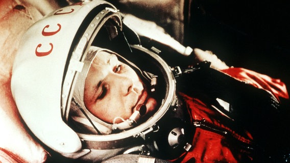 Der sowjetische Kosmonaut Juri Gagarin 1961 in seinem Raumanzug kurz vor seinem Start zum ersten bemannten Weltraumflug. © Lehtikuva/dpa-Bildfunk Foto: lehtikuva oy