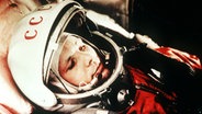 Der sowjetische Kosmonaut Juri Gagarin 1961 in seinem Raumanzug kurz vor seinem Start zum ersten bemannten Weltraumflug. © Lehtikuva/dpa-Bildfunk Foto: lehtikuva oy