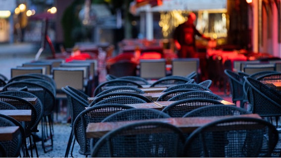 Leere Tische und Stühle stehen vor einem Restaurant © picture alliance/dpa Foto: Rolf Vennenbernd