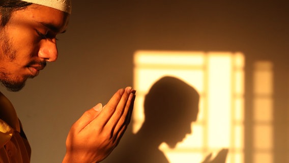 Ein Mann betet © picture alliance/ZUMA Press 
