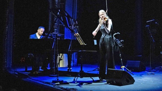 Der Pianist Igor Levit und Cosima Soulez Lariviere spielen gemeinsam auf der Bühne. © Hannes P. Albert/dpa 