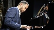 Der Pianist Igor Levit spielt auf der Bühne. © Hannes P. Albert/dpa 