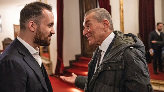Igor Levit und Michel Friedman begrüßen sich vor dem Beginn des Konzerts. Igor Levit und Michel Friedman begrüßen sich vor dem Beginn des Konzerts. © Hannes P. Albert/dpa