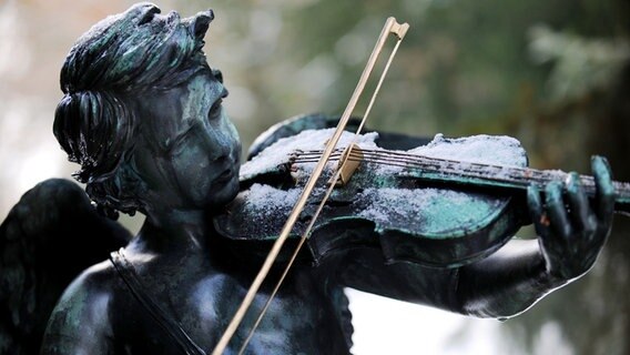 Friedhofsengel spielt Geige © picture-alliance / Frank May Foto: Frank May