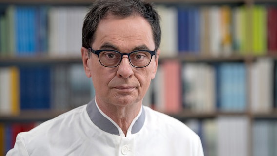 Der Verleger Gerhard Steidl im Porträt, im Hintergrund ein Bücherregal. © picture alliance/Swen Pförtner/dpa Foto: Swen Pförtner