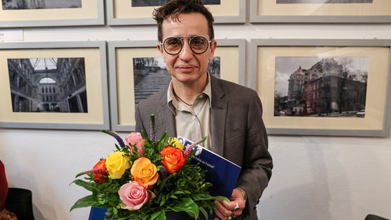 Masha Gessen, Publizistin aus den USA, steht nach der Übergabe des Hannah-Arendt-Preises in einem Veranstaltungsraum. © dpa Bildfunk Foto: Focke Strangmann