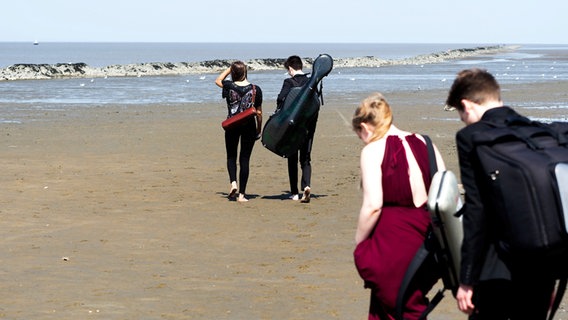 Imagefoto der Gezeitenkonzerte: Junge Musiker vor dem Wattenmeer © Karlheinz Kraemer Foto: Karlheinz Kraemer