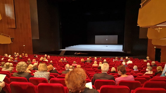 Das Publikum an der Staatsoper Hamburg sitzt im Corona-Abstand vor der Uraufführung von "Ghost Light" © NDR Foto: Annette Matz