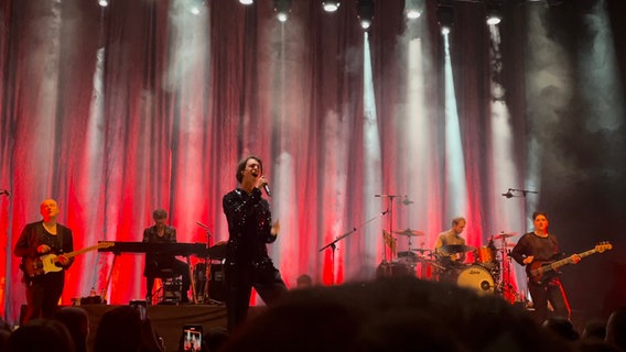 Die Band Giant Rooks mit ihrem Leadsänger Frederik Rabe auf der Bühne im Deutschen Haus in Flensburg © Alicia Sprey 