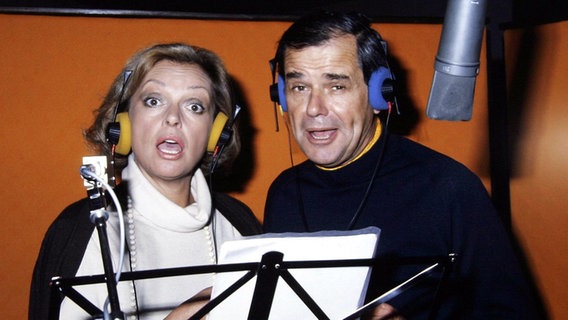 Walter Giller und Nadja Tiller bei Tonaufnahmen in einem Hamburger Studio © dpa 