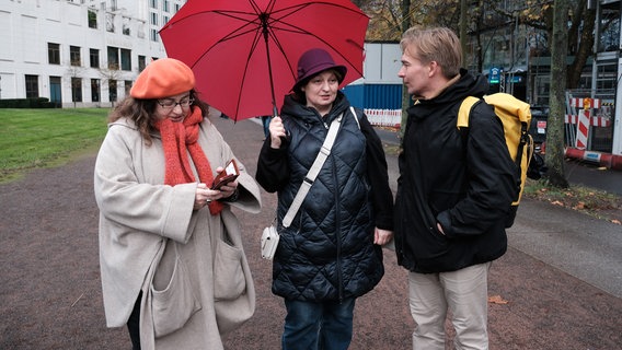 Die zwei Exilrussinnen Olga Gleiser (links) und Elena Filina am Rande einer Demonstration in Berlin. © Axel Schön Foto: Axel Schön