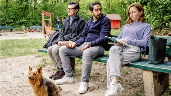 Ines (Katharina Schüttler), Firat (Eko Fresh) und Jasper (Manuel Rubey) sitzen auf einer Parkbank. © BR/die film gmbh/Hendrik Heiden 