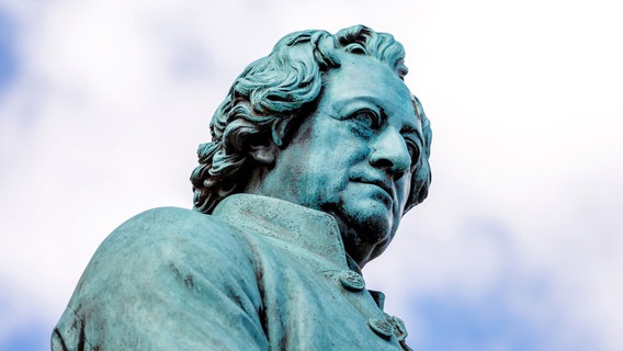 Der Kopf einer Statue ragt in den bewölkten Himmel © picture alliance / Andreas Franke 