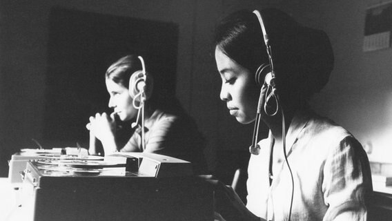 Zwei Frauen sitzen an Schreibmaschinen © Goethe-Institut 