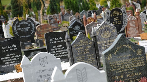Grabsteine auf einem muslimischen Friedhof © imago 