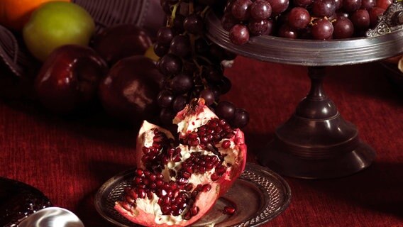 Aufgeschnittener Granatapfel auf dem Tisch © picture alliance / All Canada Photos Foto: Oleksiy Maksymenko