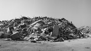 Das Bild "Grand Macabre" von Saara Ekstroem zeigt einen Müllberg in Schwarz-Weiß. © Saara Ekstroem 