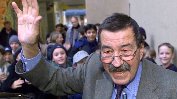 Günter Grass begrüßt am Donnerstag lachend die Kinder der deutsch-schwedischen Schule in Stockholm. © picture-alliance / dpa | Kay_Nietfeld 