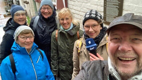 Selfie von Gerhard und Marlies Smits, die eine Dreier-Gruppe und eine NDR-Reporterin durch die Gassen Lübecks führen. © Gerhard Smits Foto: Gerhard Smits