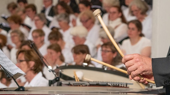 Der Greifswalder Domchor ist seit 1946 der Träger der Bachwoche bei den großen Oratorien und den Geistlichen Morgenmusiken. Die meisten Bachkantaten sind aber auch als Singalong-Projekte konzipiert. © Geert Maciejewski Foto: Geert Maciejewski