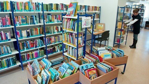Die Kinderbuchabteilung der Stadtbibliothek Grimmen im Jahr 2011. © picture alliance / dpa | Stefan Sauer 