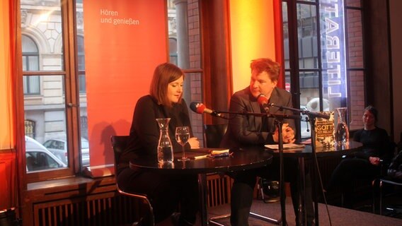 Olga Grjasnowa bei einer Lesung im Literaturhaus Hannover © NDR Foto: Julia Beyer