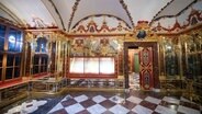 Die ausgeraubte Vitrine im Juwelenzimmer des Historischen Grünen Gewölbes im Residenzschloss in Dresden © dpa-Zentralbild/dpa Foto: Oliver Killig