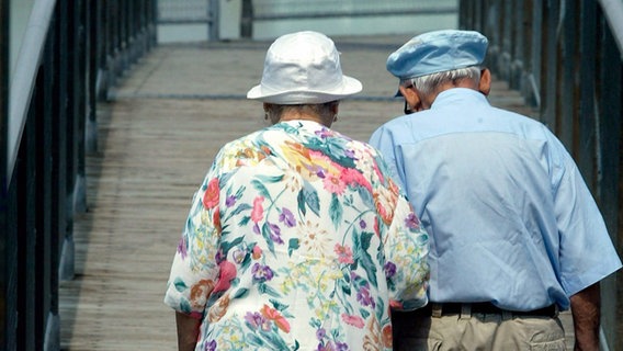 Ein altes Ehepaar  geht Arm in Arm zusammen spazieren © dpa Foto: Winfried Rothermel