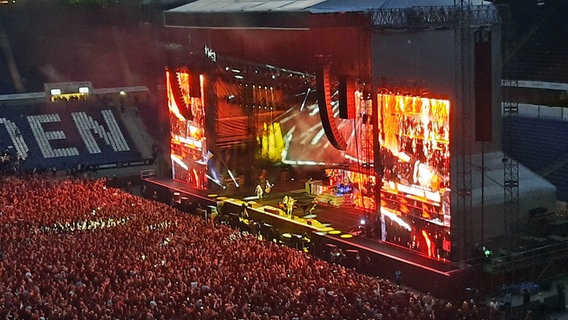 Die Bühne beim Guns N' Roses-Konzert im Stadion von Hannover 96 von schräg oben betrachtet, davor eine Zuschauermenge. © NDR Foto: Uli Kniep