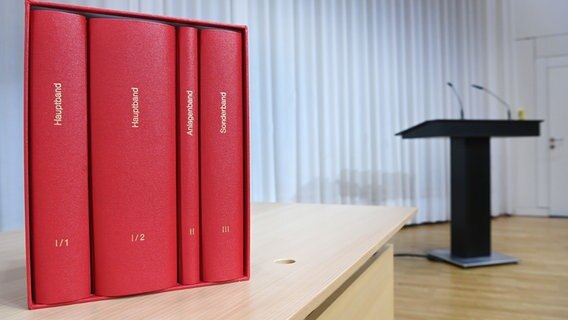 Das Gutachten der Münchner Anwaltskanzlei Westpfahl Spilker Wastl (WSW) zu Fällen von sexuellem Missbrauch im katholischen Erzbistum München und Freising steht auf dem Tisch. © picture alliance/dpa/dpa POOL Foto: Sven Hoppe