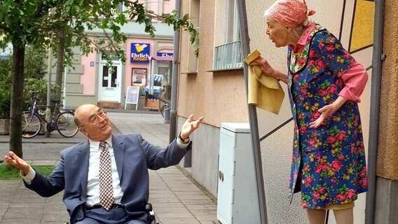 Szene aus der Folge 865 der ARD-Serie "Lindenstraße" mit den Schauspielern Ludwig Haas (Dr. Dressler) und Annemarie Wendl (Else Kling) im Jahr 2002. © picture-alliance / dpa | WDR Eckbert Reinhardt 