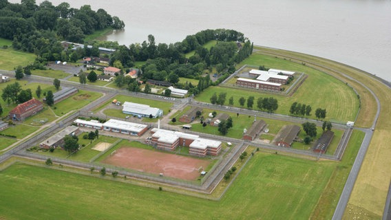 Ein Luftbild der JVA Hahnöfersand, im Hintergrund die Elbe. © picture alliance/ABB | - 