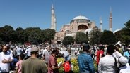Menschen vor der Hagia Sophia in Istanbul © picture alliance / NurPhoto Foto: Erhan Demirtas