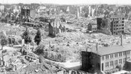 Hamburg nach der Bombardierung 1943 © picture alliance/dpa 
