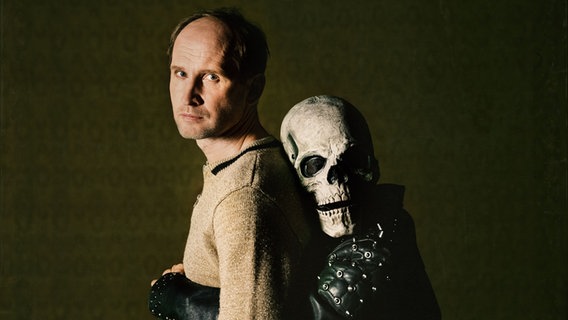 Hamlet und ein Skelett. ©  Kerstin Schomburg 