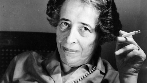 Hannah Arendt mit Zigarette © picture-alliance / /HIP | Jewish Chronical 