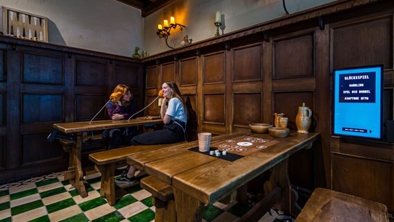 Zwei Frauen sitzen an einem Tisch und lauschen. © Olaf Malzahn 