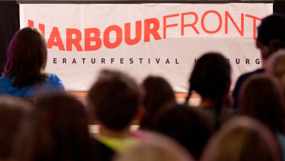 Besucher hören eine Vorlesung im Rahmen des Harbour Front Literaturfestivals © picture alliance / dpa Foto: Christian Charisius