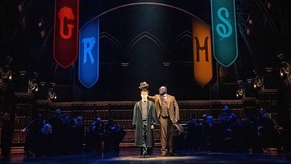 Harry Potters Sohn Albus Severus (Vincent Lang) kommt nach Hogwarts - eine Szene auf der Bühne zu "Harry Potter und das verwunschene Kind" in Hamburg © Harry Potter und das verwunschene Kind / Manuel Harlan Foto: Manuel Harlan