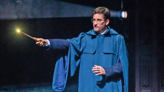Markus Schöttl als erwachsener Harry Potter -  Szene auf der Bühne zu "Harry Potter und das verwunschene Kind" in Hamburg © Broadway Company 2019 / Manuel Harlan / Jochen Quast Foto: Manuel Harlan / Jochen Quast