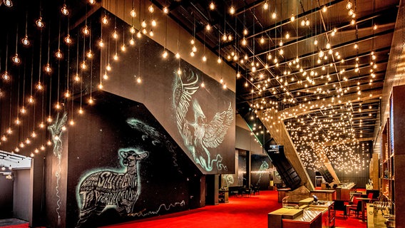 Das Foyer mit vielen Lichtern im Mehr!Theater für  "Harry Potter und das verwunschene Kind" in Hamburg © Harry Potter und das verwunschene Kind / Manuel Harlan Foto: Manuel Harlan