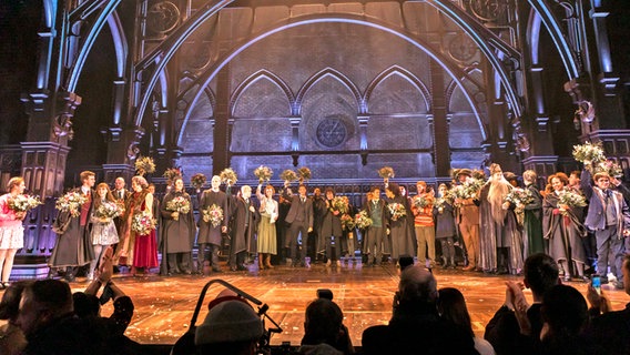 Schlussapplaus mit dem Team und Blumen auf der Bühne zu "Harry Potter und das verwunschene Kind" in Hamburg © Harry Potter und das verwunschene Kind / Jochen Quast Foto: Jochen Quast