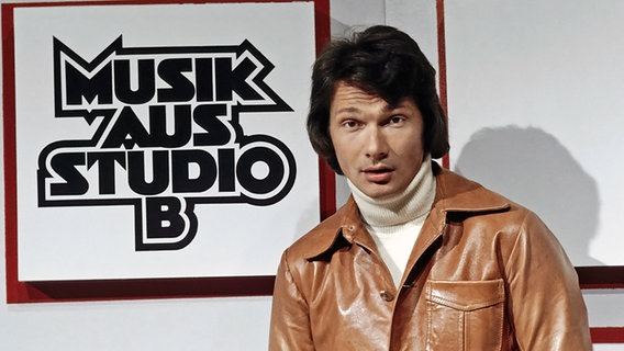 Der Schauspieler und Moderator Henning Venske 1971 in der Kulisse von "Musik aus Studio B" © picture-alliance 