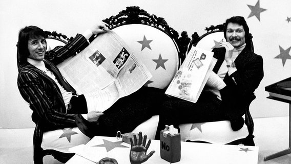 Der Schauspieler, Moderator, Kabarettist und Schriftsteller Henning Venske (re.) mit dem Sänger Udo Jürgens in der ARD Musiksendung "Musik aus Studio B", Hamburg 1972 © picture-alliance / United Archives  (c) dpa - Bildarchiv Foto: Schweigmann
