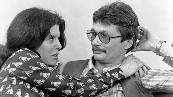 Der Schauspieler, Moderator, Kabarettist und Schriftsteller Henning Venske mit seiner Frau Christine Teelen, Hamburg 70er-Jahre. (01.01.1979) © picture-alliance / United Archives  (c) dpa - Bildarchiv Foto: Schweigmann