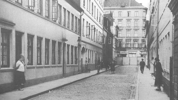 Eine historische Aufnahme der Hamburger Herbertstraße © Screenshot NDR 